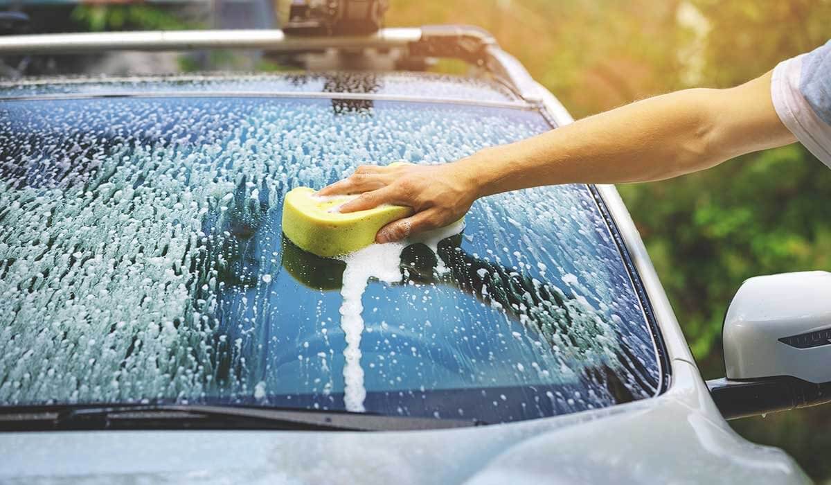 Как правильно мыть лобовое стекло автомобиля?