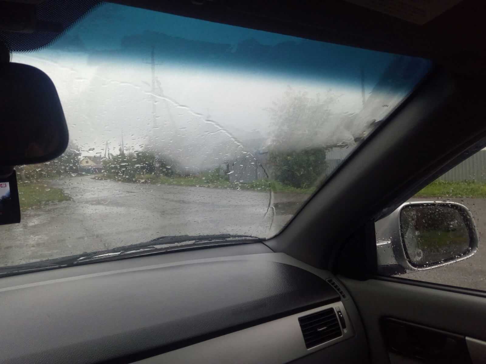 Как устранить запотевание стекол автомобиля во время дождя?