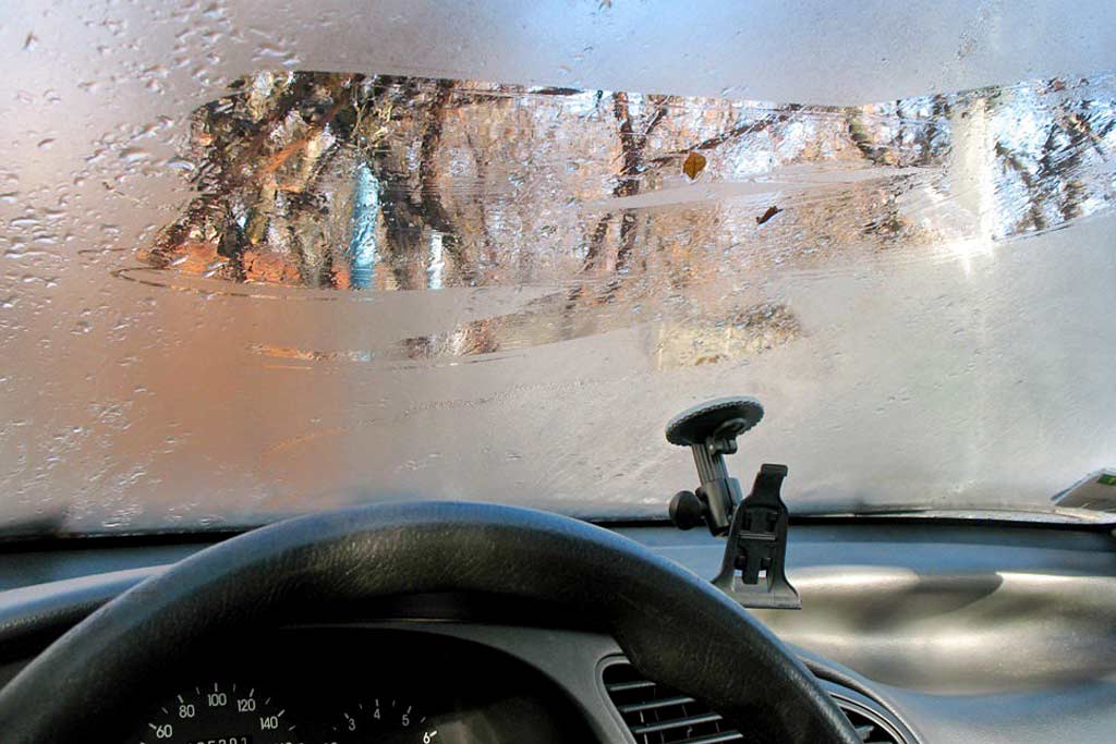 Как предотвратить запотевание стекол автомобиля зимой?