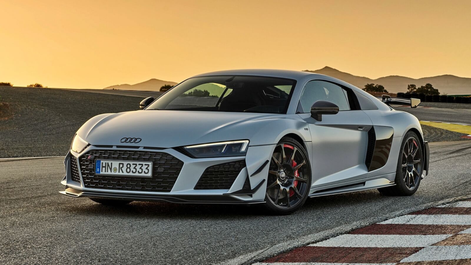 Audi R8: воплощение скорости