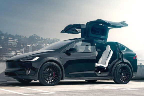 превью Tesla Model X: автомобиль будущего